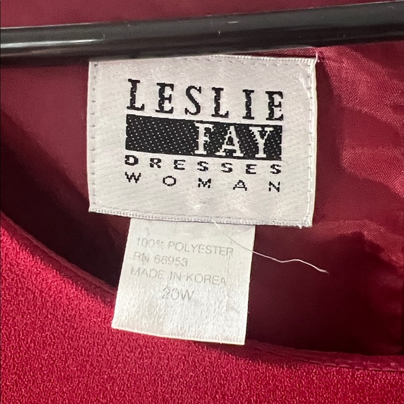 Leslie Fay Vibrant short sleeved Maroon Dress - Picture 2 of 3